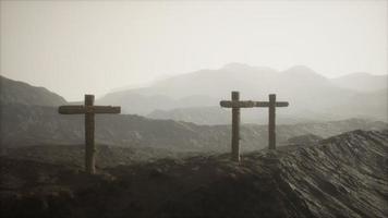 cruz crucifijo de madera en la montaña foto