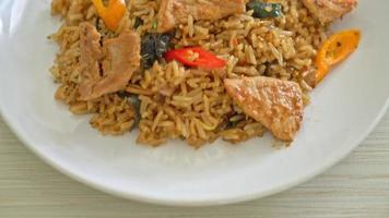 arroz frito de porco com ervas - estilo de comida asiática