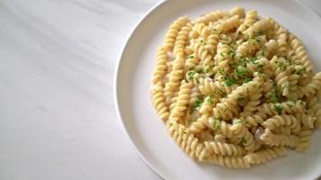 Spirali o salsa de crema de champiñones de pasta con perejil - estilo de comida italiana video