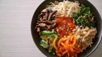 bibimbap, salade épicée coréenne avec bol de riz - cuisine traditionnellement coréenne video