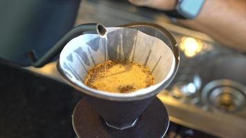 Verter agua caliente para gotear café arábica