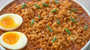 ramyeon o spaghetti istantanei coreani con uovo - stile alimentare coreano video