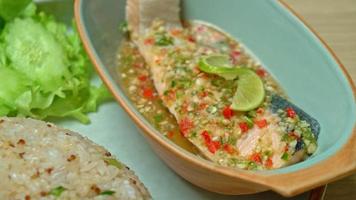 Riz frit au quinoa avec saumon cuit à la vapeur dans une vinaigrette au piment citron vert - style d'aliments sains video