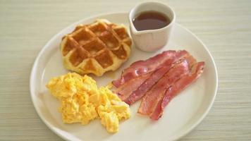 oeuf brouillé avec bacon et gaufre pour le petit déjeuner video