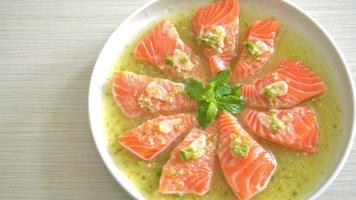 würziger frischer Lachs roh in Meeresfrüchtesalatsauce video