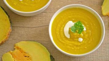Kürbissuppe in weißer Schüssel - vegetarische und vegane Küche
