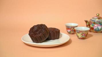 bolo de lua chinês sabor chocolate escuro para o festival do meio do outono video