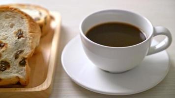 pain aux raisins avec une tasse de café pour le petit déjeuner