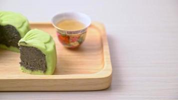 gâteau de lune chinois saveur thé vert et sésame noir video