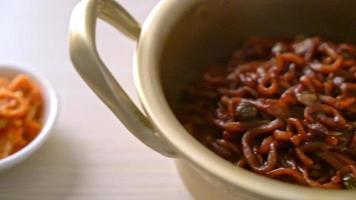 espagueti negro coreano o fideos instantáneos con salsa de soja chajung asada o chapagetti - estilo de comida coreana video