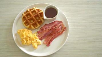 huevos revueltos con tocino y waffle para desayunar video