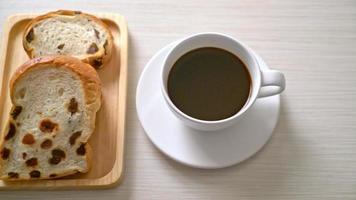 pão de passas com xícara de café no café da manhã video