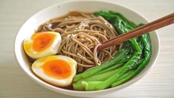 macarrão ramen com ovo e vegetais - estilo de comida vegana ou vegetariana video