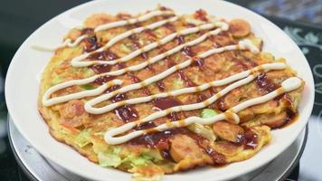 Japanse gedroogde vis op okonomiyaki of Japanse pizza leggen video