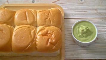 bröd med thai pandan vaniljsås på tallrik video