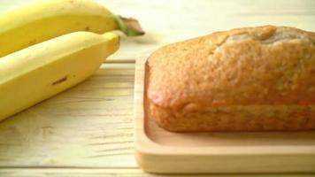 zelfgemaakt bananenbrood of bananencake in plakjes video