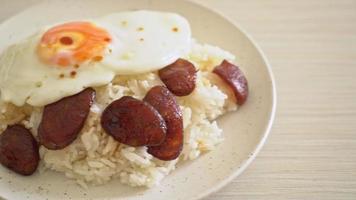 Reis mit Spiegelei und chinesischer Wurst - hausgemachtes Essen im asiatischen Stil video