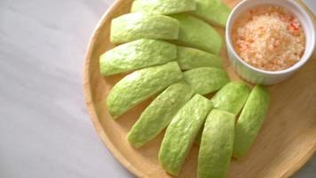 verse guave gesneden met chili en zout dip video