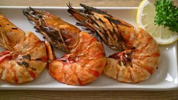 grilled tiger prawns or shrimps with lemon video