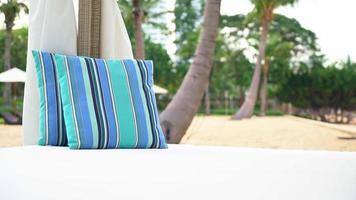 travesseiro confortável no pavilhão perto da praia - conceito de viagens e férias