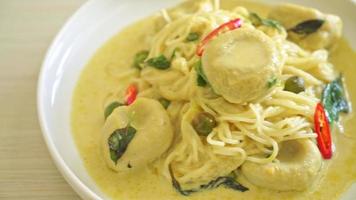 macarrão de arroz com curry verde e bola de peixe - estilo de comida tailandesa video