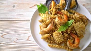 stir-fried spiral pasta with seafood and basil sauce - fusion food style video