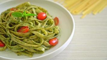 pesto fettuccine spaghetti pasta met tomaat video