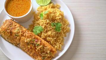 tandoori de salmão grelhado com arroz masala - estilo de comida muçulmana video