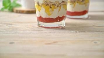 manga fresca caseira e framboesa fresca com iogurte e granola - estilo de comida saudável