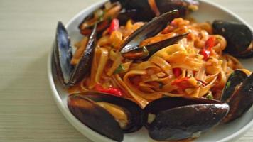 macarrão espaguete com mexilhões ou mariscos e molho de tomate - estilo de comida italiana video