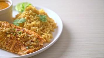 Gebratenes Lachs-Tandoori mit Masala-Reis - muslimischer Essensstil video