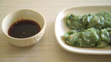 boulettes de ciboulette cuites à la vapeur avec sauce - cuisine asiatique video