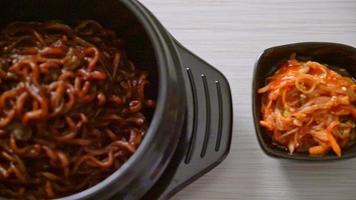 espaguete preto coreano ou macarrão instantâneo com molho de soja chajung assado ou chapagetti - estilo de comida coreana video