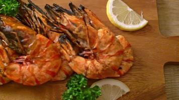 crevettes tigrées grillées ou crevettes au citron sur planche de bois video