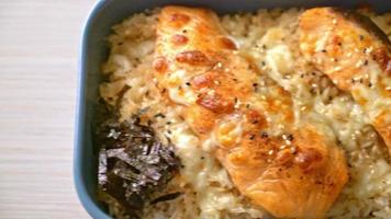 salmón al horno con queso y tazón de arroz miso picante video