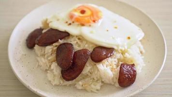 rijst met gebakken ei en chinese worst - zelfgemaakte gerechten in Aziatische stijl video