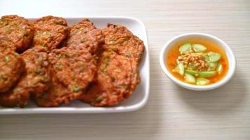 boulettes de pâte de poisson frites ou gâteau de poisson frit - style de cuisine asiatique video