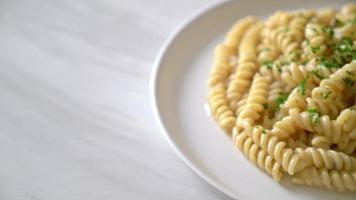 Spirali o salsa de crema de champiñones de pasta con perejil - estilo de comida italiana video
