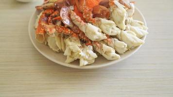 Steamed blue crab with spicy seafood sauce - seafood style