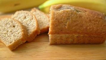 pan de plátano casero o pastel de plátano en rodajas video