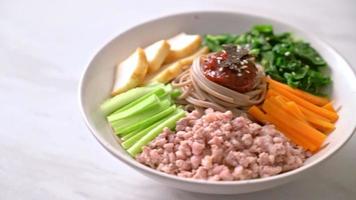 macarrão frio picante coreano - bibim makguksu ou bibim guksu - estilo de comida coreana video