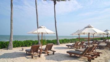 guarda-chuva com cadeira de praia e fundo do mar oceano - conceito de férias e férias video