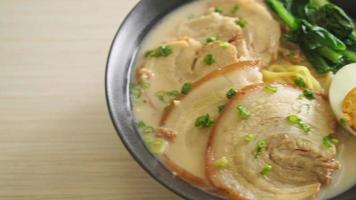 nouilles ramen dans une soupe d'os de porc avec rôti de porc et œuf ou nouilles ramen tonkotsu - cuisine japonaise video