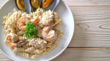 Pasta espiral con salsa de crema de champiñones y mariscos - estilo de comida italiana video