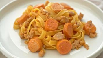 spaghetti pasta with sausage and minced pork