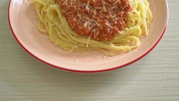 espaguete de porco à bolonhesa com queijo parmesão - comida italiana video