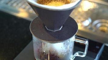 Gießen von heißem Wasser zum Abtropfen von Arabica-Kaffee video