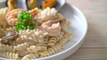 Pasta espiral con salsa de crema de champiñones y mariscos - estilo de comida italiana video