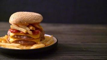 hamburger de porc ou hamburger de porc avec fromage, bacon et frites video