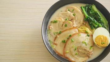 fideos ramen en sopa de hueso de cerdo con cerdo asado y huevo o fideos ramen tonkotsu - estilo de comida japonesa video